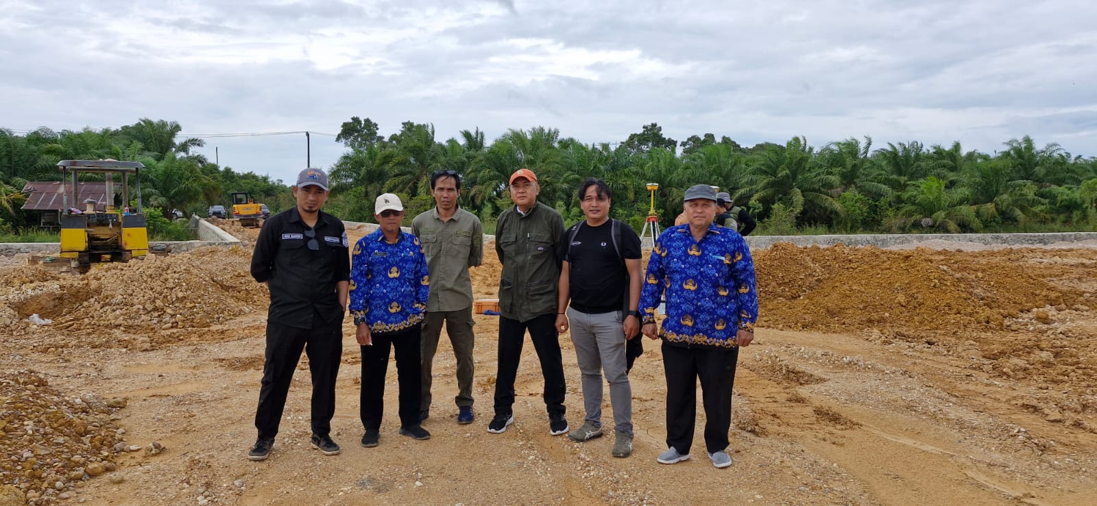 Pemerintah Kecamatan Kembang Janggut Dampingi Pengukuran Lahan Pembangunan Pabrik Minyak Merah