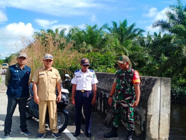 Tindak Lanjuti Laporan Warga: Pemerintah Kecamatan Kembang Janggut bersama Dishub Tinjau Jembatan Rawan Patah