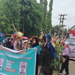 Kecamatan Kembang Janggut Tampilkan Tari Hudoq dan Rumah Satu Data di Pawai Pembangunan Kukar