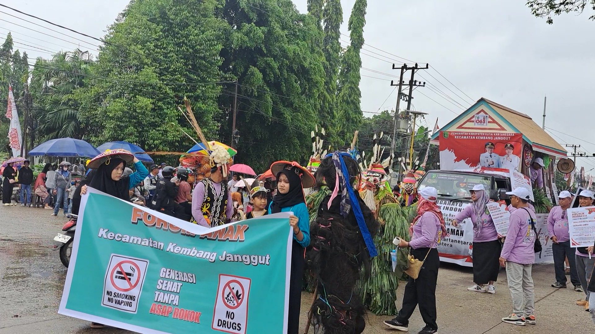 Kecamatan Kembang Janggut Tampilkan Tari Hudoq dan Rumah Satu Data di Pawai Pembangunan Kukar
