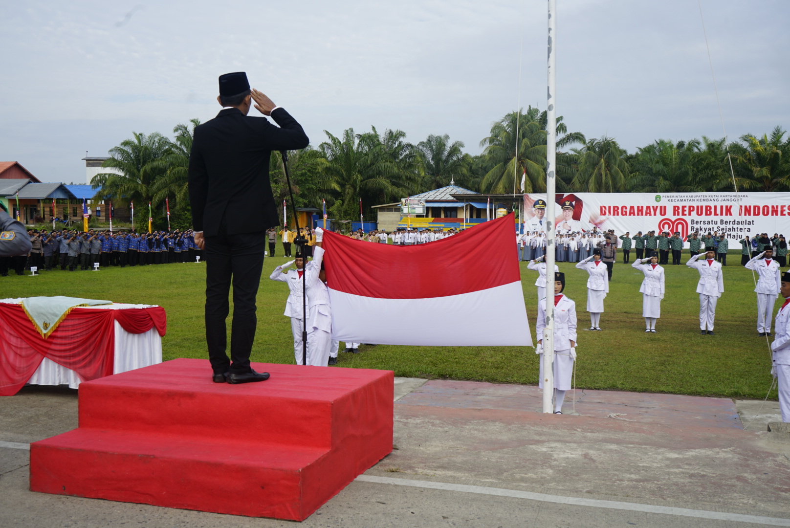 Upacara Aubade Meriahkan Peringatan HUT RI ke-80 di Kecamatan Kembang Janggut