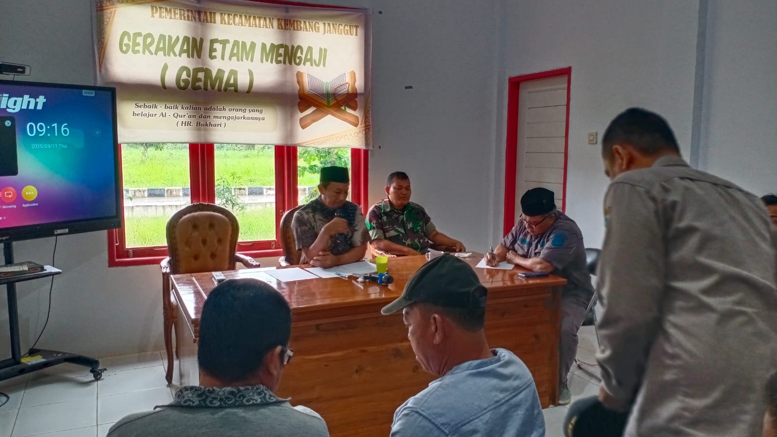 Plt. Camat Kembang Janggut Fasilitasi Mediasi terkait permasalahan antara Kelompok Tani Ingin Maju Desa Long Beleh Haloq dengan PT. Madani Citra Mandiri