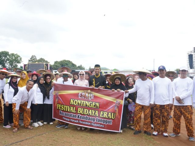 Kecamatan Kembang Janggut Turut Berpartisipasi Dalam Kirab Budaya Pembukaan Festival Erau Adat Kutai Tahun 2025