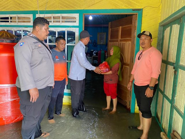 Camat Kembang Janggut Dampingi Penyaluran Bantuan Bagi Warga Terdampak Banjir di Desa Loa Sakoh