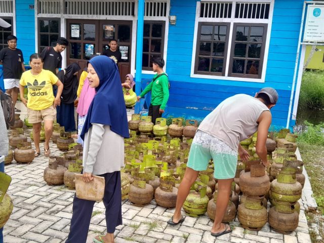 Disperindag Kukar Laksanakan Operasi Pasar Murah LPG 3 Kg di Kecamatan Kembang Janggut