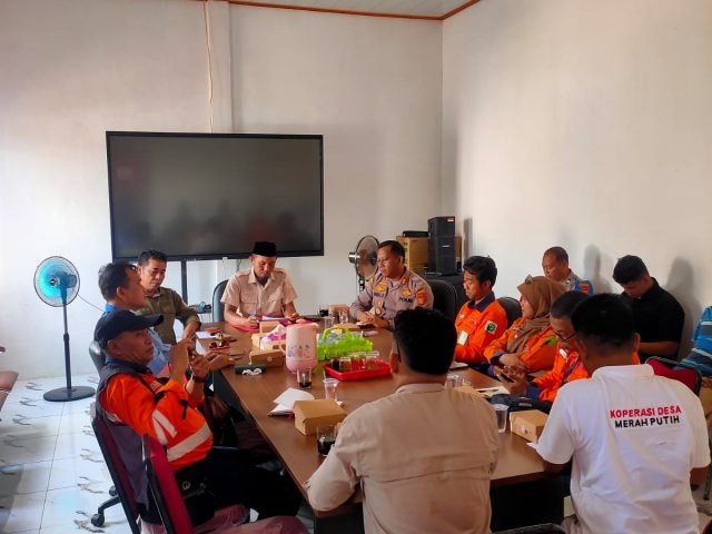 Tindak Lanjut Hasil RDP, Camat Kembang Janggut Pimpin Rapat Pembentukan Tim Pengawasan