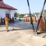 Camat Kembang Janggut Apresiasi Pengabdian ASN Purna Tugas dalam Apel Pagi Pegawai ASN dan Non-ASN
